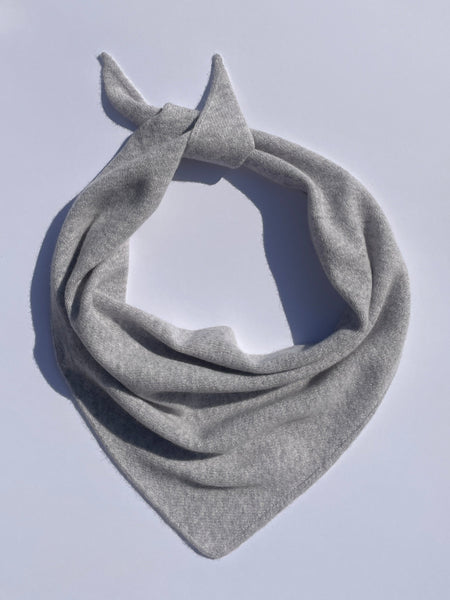LARGE TRIANGLE SCARF LIGHT GREY