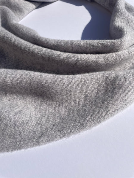 LARGE TRIANGLE SCARF LIGHT GREY