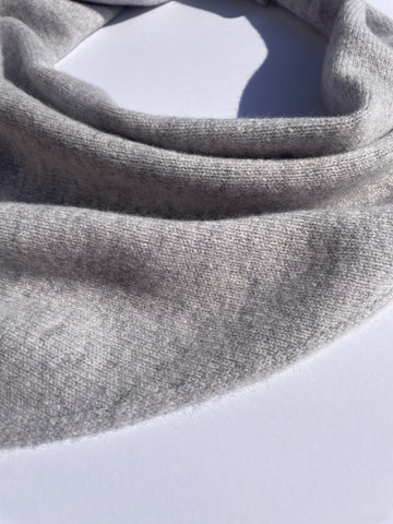 LARGE TRIANGLE SCARF LIGHT GREY