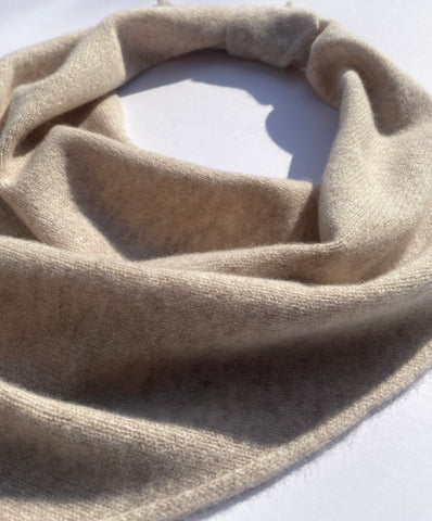 LARGE TRIANGLE SCARF LIGHT LINEN BEIGE