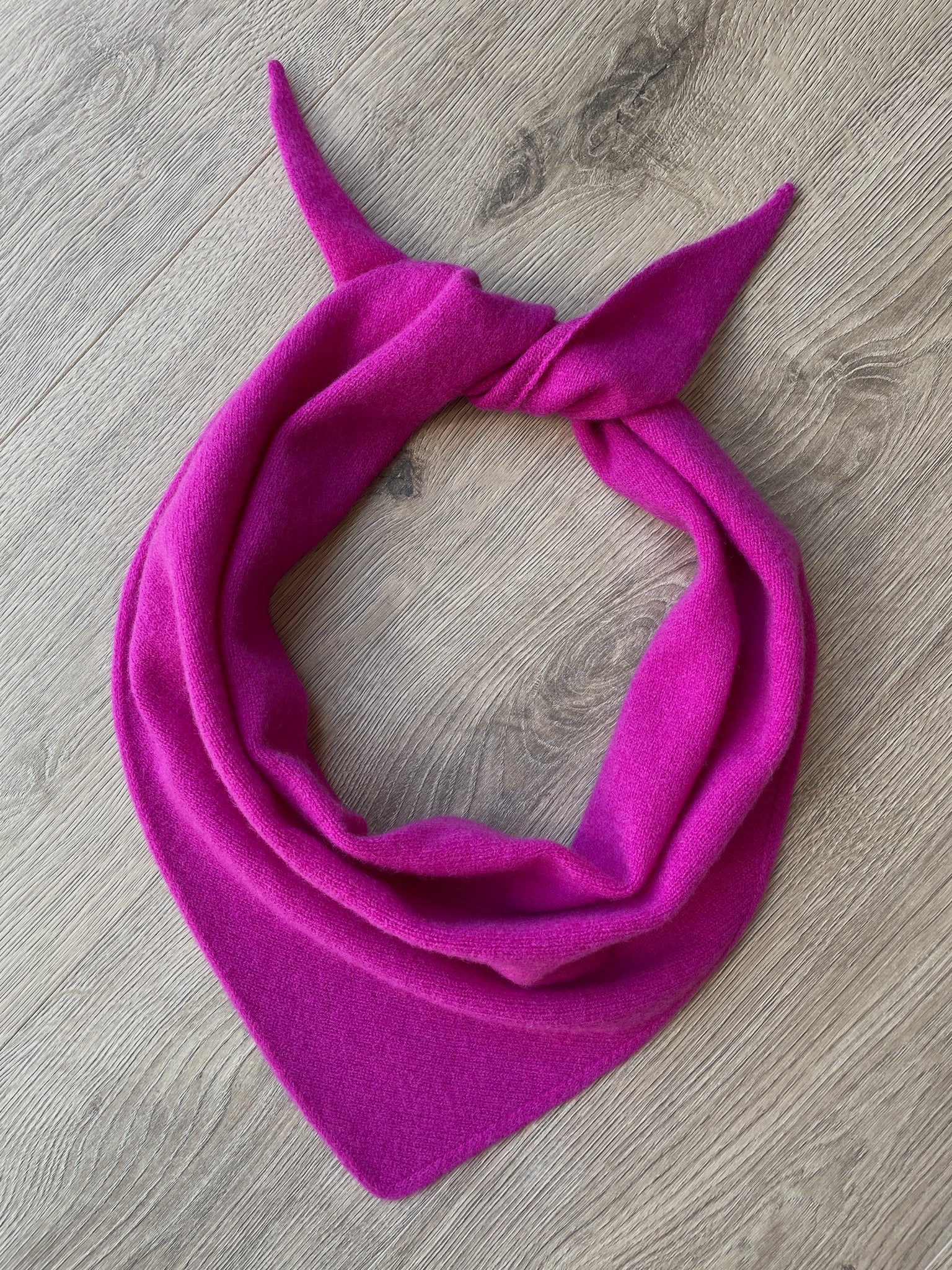 LARGE TRIANGLE SCARF FUSCHIA PINK