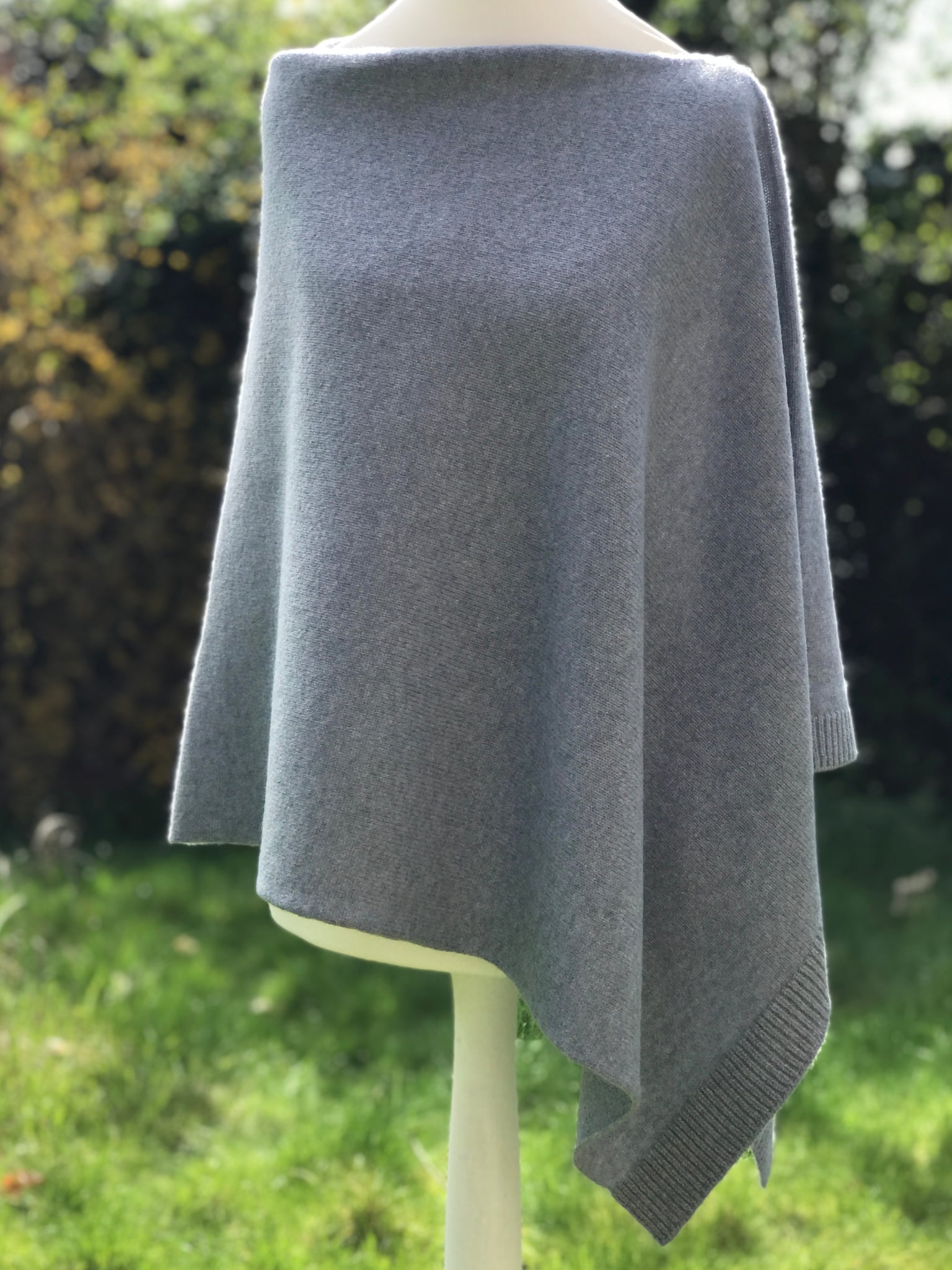 RIBBED EDGE PONCHO DOVE GREY