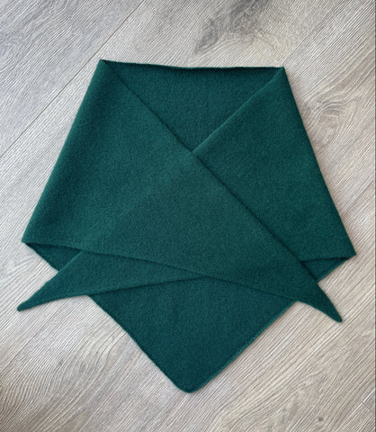 LARGE TRIANGLE SCARF FOREST GREEN
