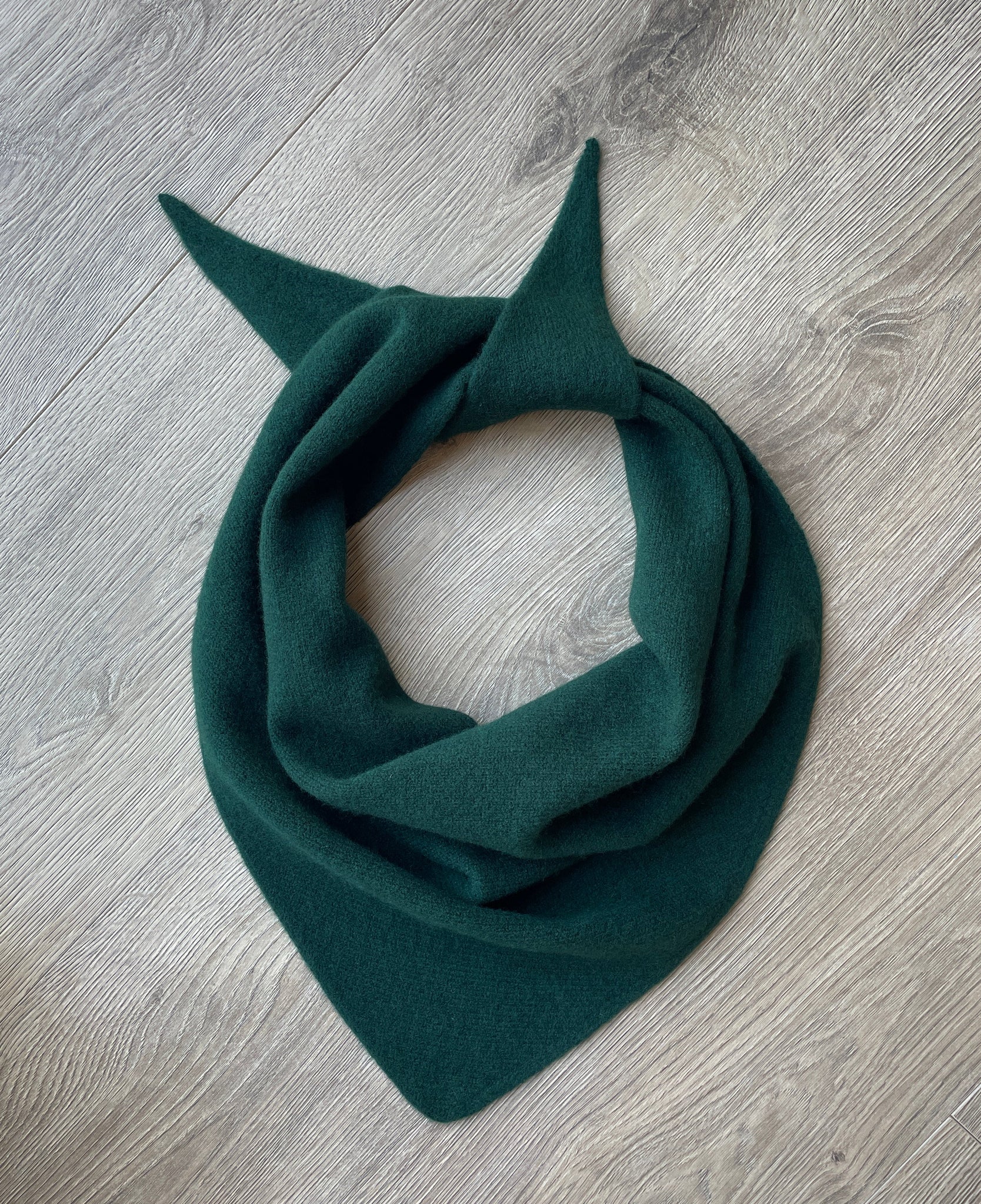 LARGE TRIANGLE SCARF FOREST GREEN