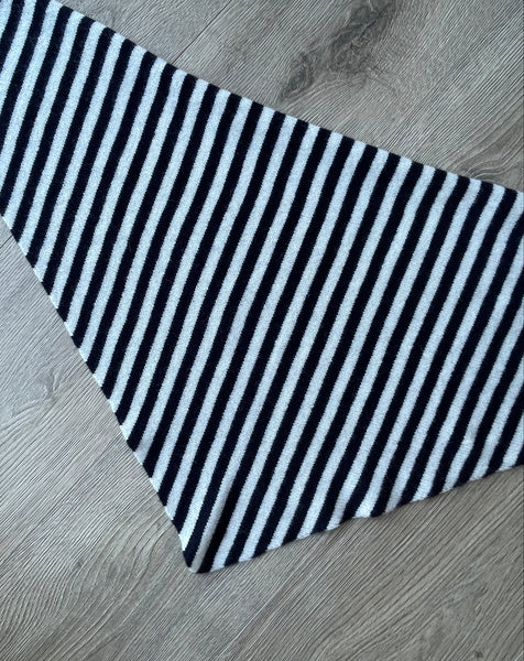 LARGE TRIANGLE SCARF NAVY & OFF-WHITE STRIPE