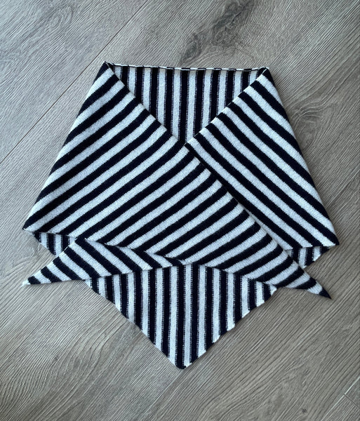 LARGE TRIANGLE SCARF NAVY & OFF-WHITE STRIPE