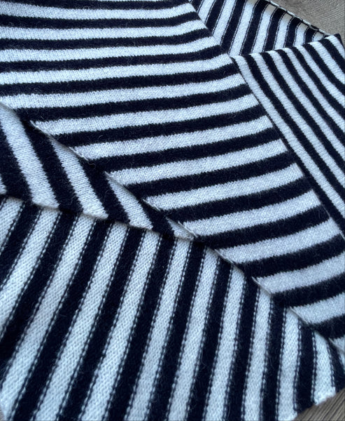 LARGE TRIANGLE SCARF NAVY & OFF-WHITE STRIPE