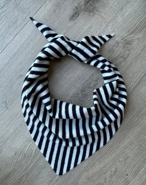LARGE TRIANGLE SCARF NAVY & OFF-WHITE STRIPE