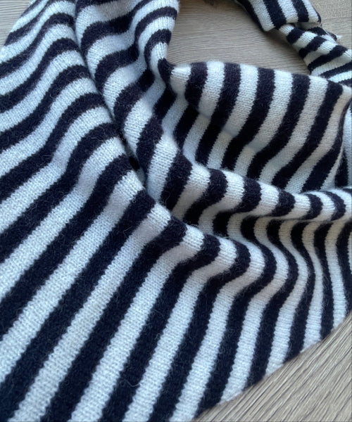 LARGE TRIANGLE SCARF NAVY & OFF-WHITE STRIPE