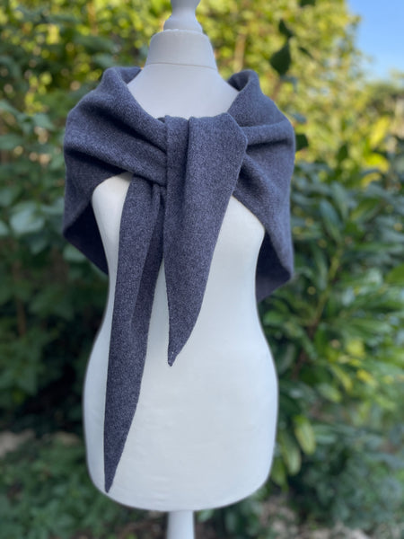 OVERSIZED TRIANGLE SCARF GRAPHITE GREY