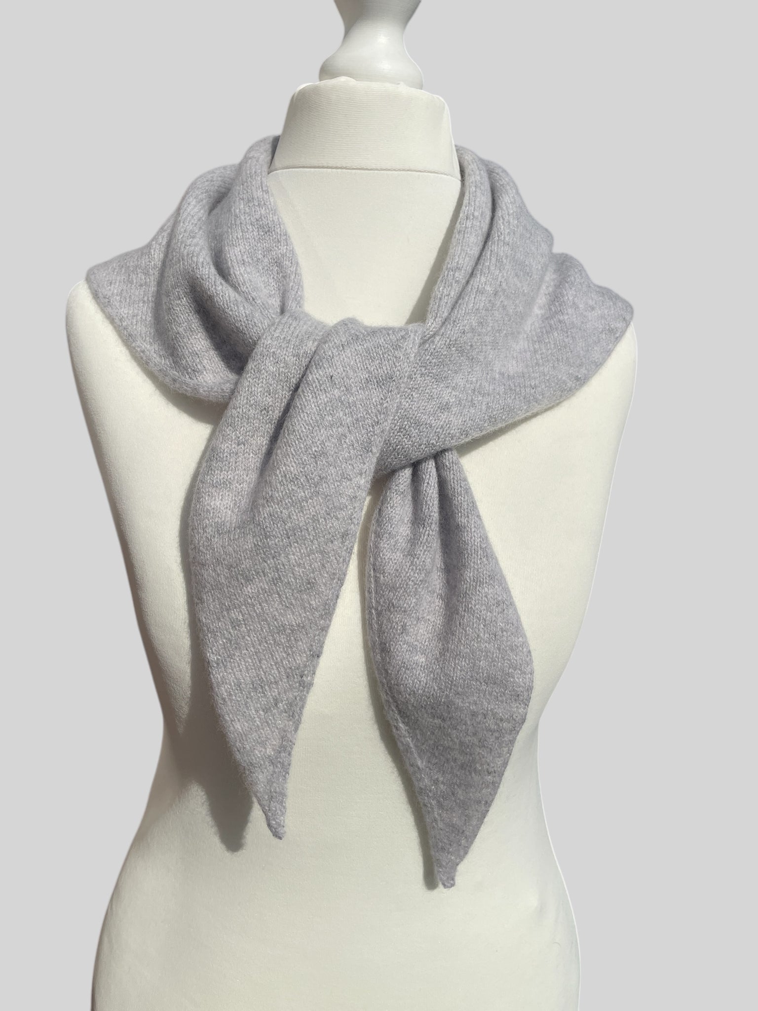 LARGE TRIANGLE SCARF LIGHT GREY