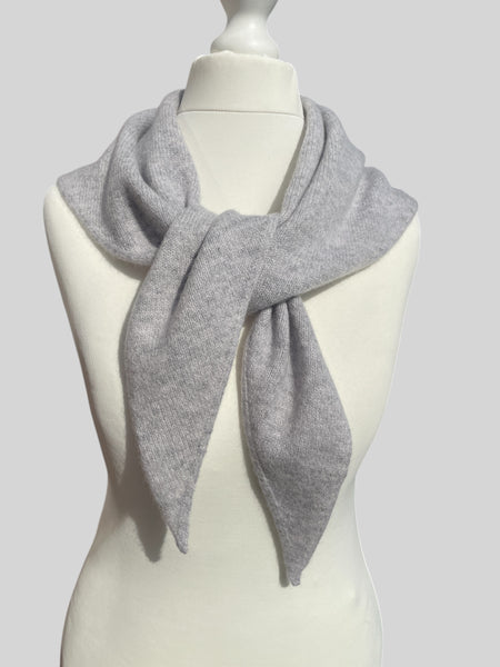 LARGE TRIANGLE SCARF LIGHT GREY