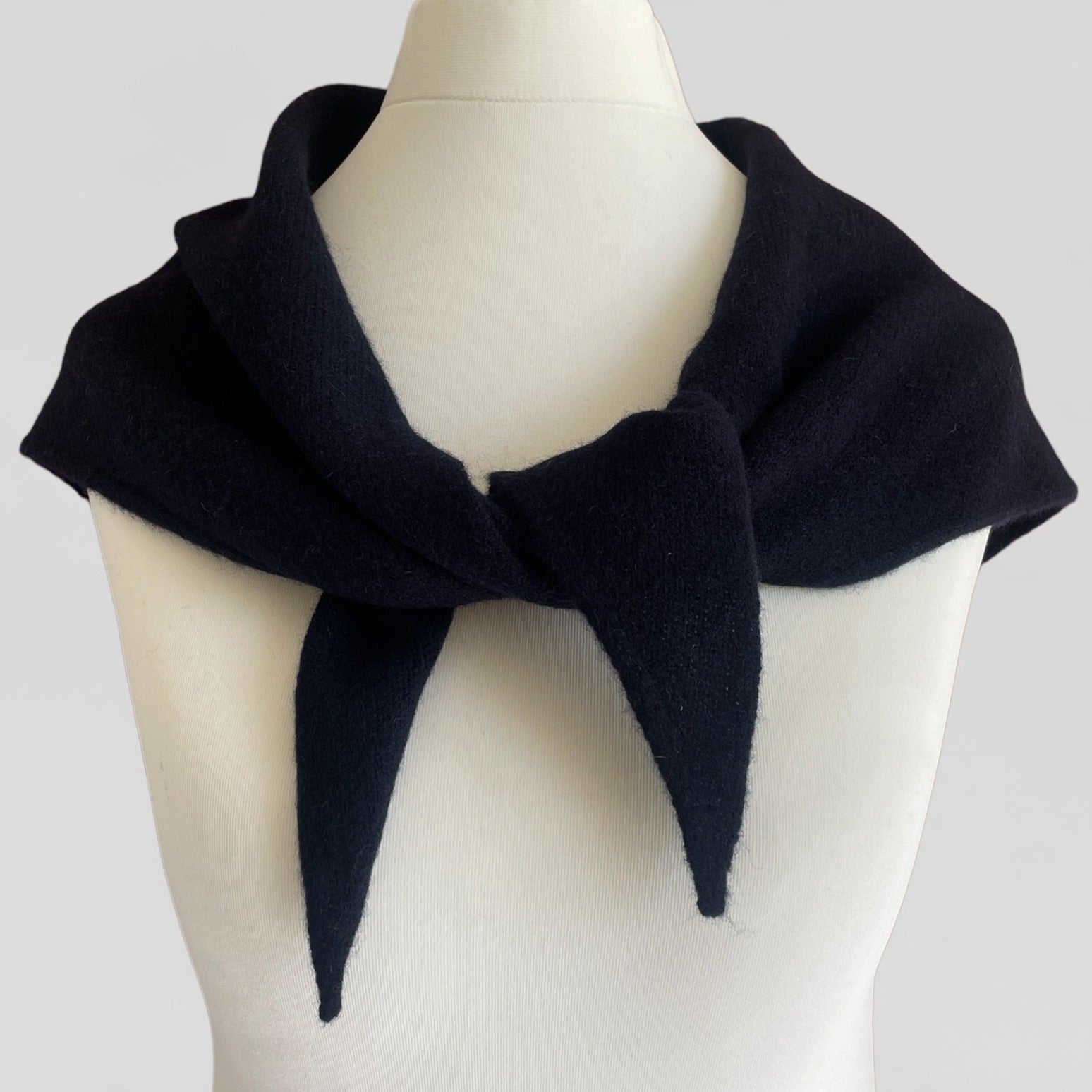 LARGE TRIANGLE NECKERCHIEF NAVY BLUE