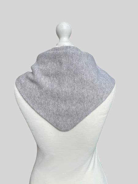 LARGE TRIANGLE SCARF LIGHT GREY