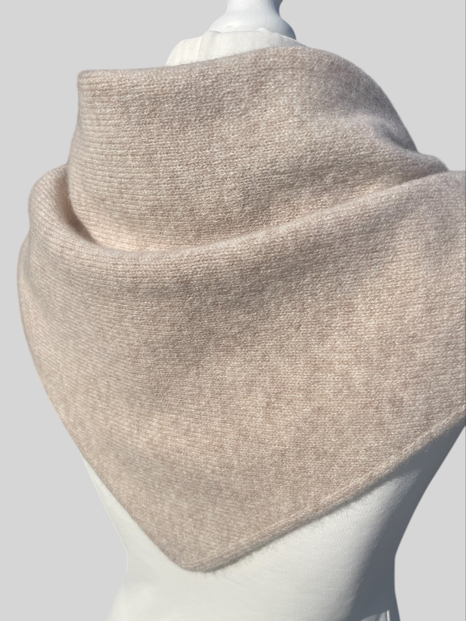 LARGE TRIANGLE SCARF LIGHT LINEN BEIGE